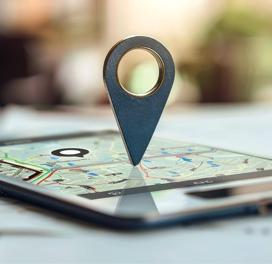 Marcador de localização sobre um mapa em um tablet
