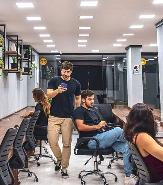Profissionais conversando nas estações compartilhadas do DG Coworking