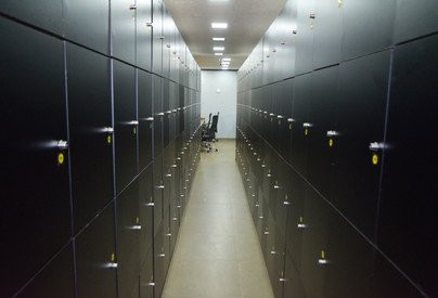 Corredor de lockers privativos