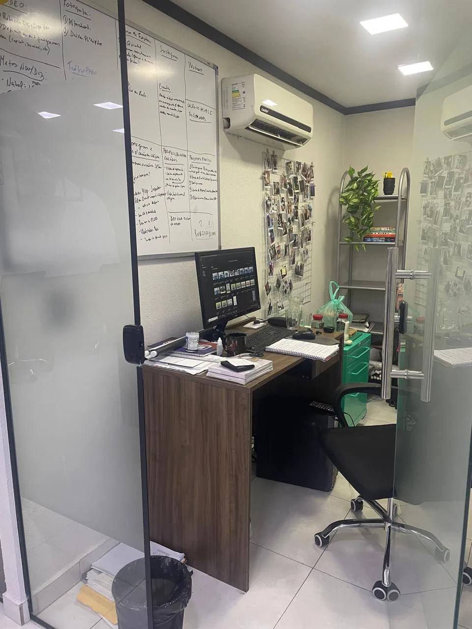 Sala privativa individual com mesa, cadeira, divisória de vidro e ar-condicionado